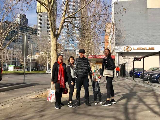 Vợ chồng siêu mẫu Ngọc Thạch cực sang chảnh khi ngồi trực thăng ngắm cảnh ở Úc - 1