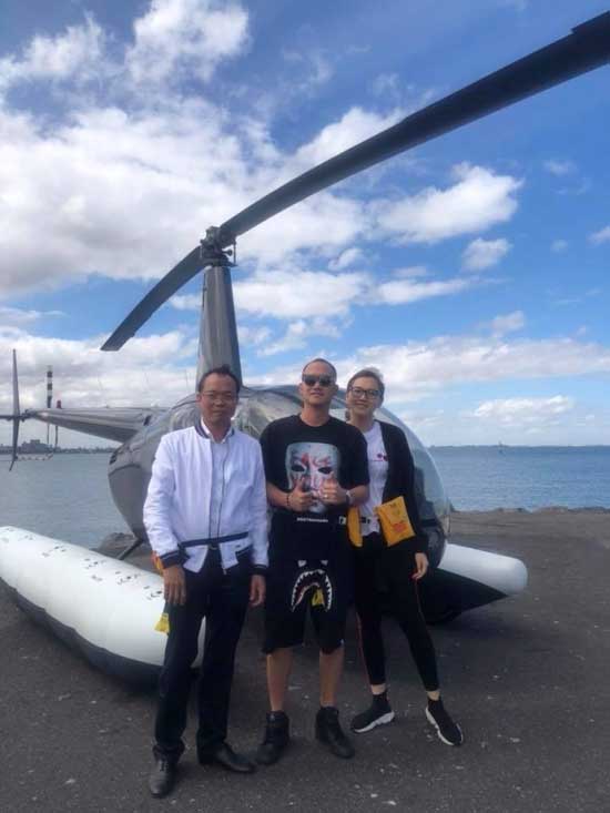 Vợ chồng siêu mẫu Ngọc Thạch cực sang chảnh khi ngồi trực thăng ngắm cảnh ở Úc - 6