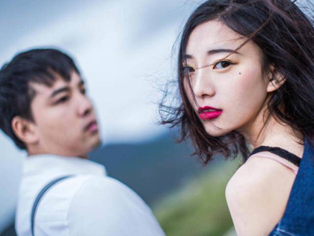 Nghe lén cú điện thoại, tôi phát hiện lí do chồng đẹp trai chịu lấy người xấu như tôi