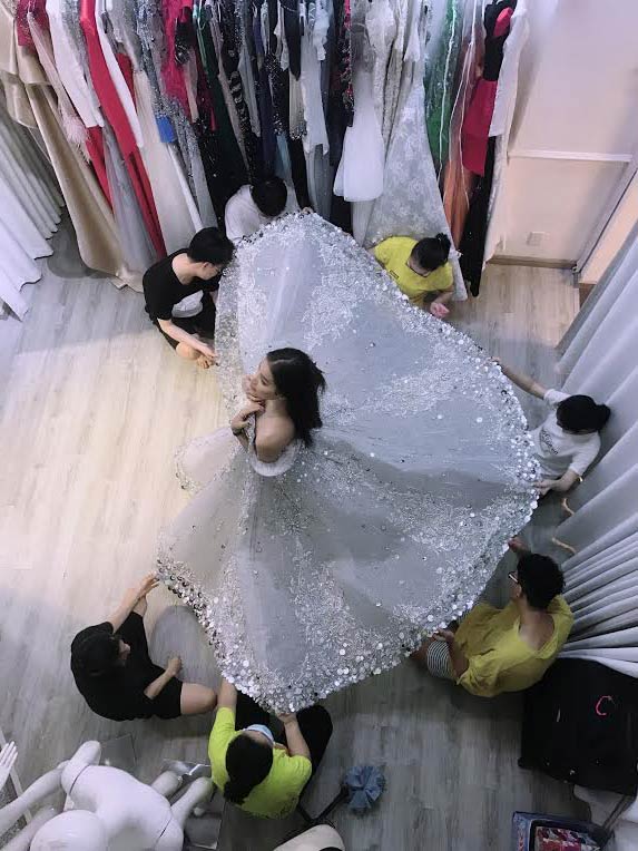 Cận cảnh chiếc váy cổ tích của Phạm Hương phải cần đến 7 người hỗ trợ để mặc vào - 9