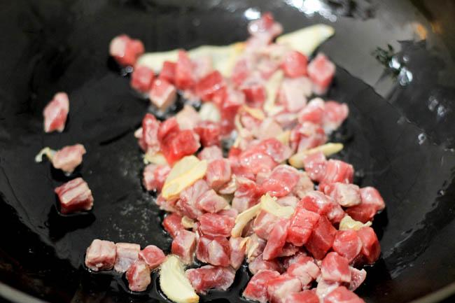 Cơm rang thịt bò đơn giản, dễ nấu mà ngon miệng cho bữa sáng - 2