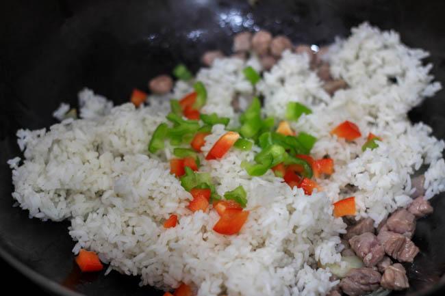 Cơm rang thịt bò đơn giản, dễ nấu mà ngon miệng cho bữa sáng - 3