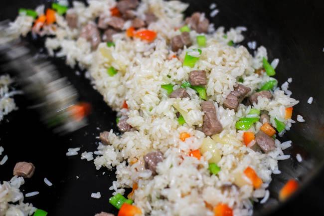 Cơm rang thịt bò đơn giản, dễ nấu mà ngon miệng cho bữa sáng - 4