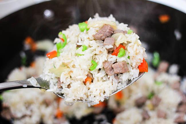 Cơm rang thịt bò đơn giản, dễ nấu mà ngon miệng cho bữa sáng - 5