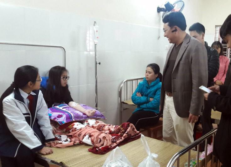 Hít phải khói bụi, hàng chục học sinh và giáo viên phải nhập viện cấp cứu - 1