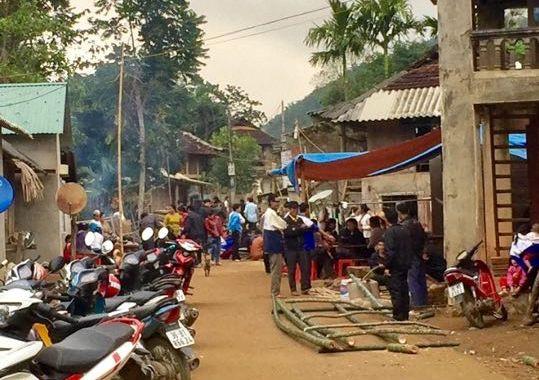 Bàng hoàng phát hiện vợ tử vong với vết đâm xuyên tim, chồng nằm cạnh bị thương ở ngực - 1