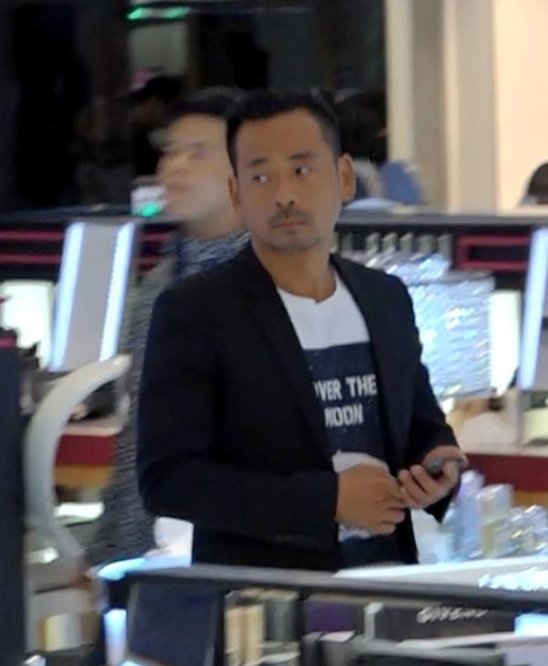 Alvin Chau về nhà sau khi vui vẻ bên amp;#34;vợ béamp;#34;, amp;#34;vợ cảamp;#34; buồn rầu cùng con đi mua sắm - 1