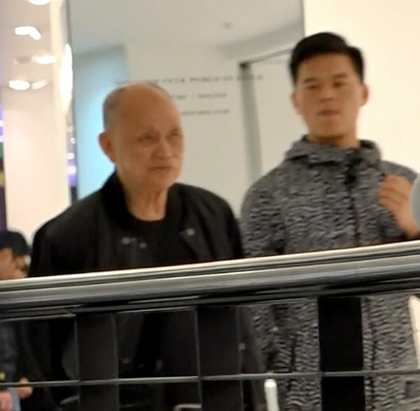 Alvin Chau về nhà sau khi vui vẻ bên amp;#34;vợ béamp;#34;, amp;#34;vợ cảamp;#34; buồn rầu cùng con đi mua sắm - 2