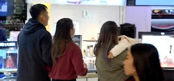 Alvin Chau về nhà sau khi vui vẻ bên amp;#34;vợ béamp;#34;, amp;#34;vợ cảamp;#34; buồn rầu cùng con đi mua sắm - 3