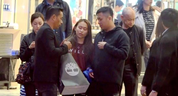 Alvin Chau về nhà sau khi vui vẻ bên amp;#34;vợ béamp;#34;, amp;#34;vợ cảamp;#34; buồn rầu cùng con đi mua sắm - 4