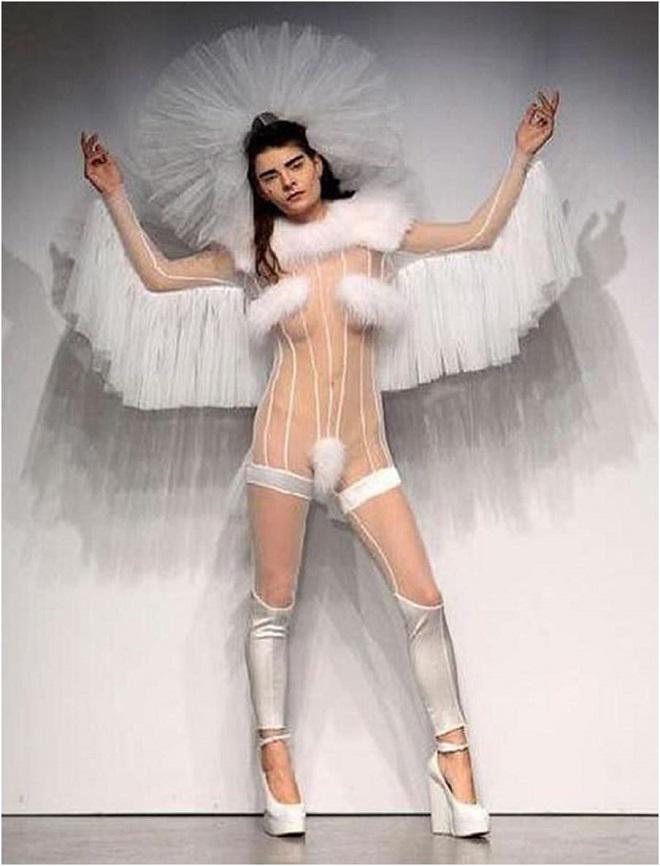 Bộ váy cưới xuyên thấu amp;#34;thách thức người nhìnamp;#34; hot nhất làng mốt! - 8