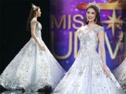 Thời trang - Cận cảnh chiếc váy cổ tích của Phạm Hương phải cần đến 7 người hỗ trợ để mặc vào