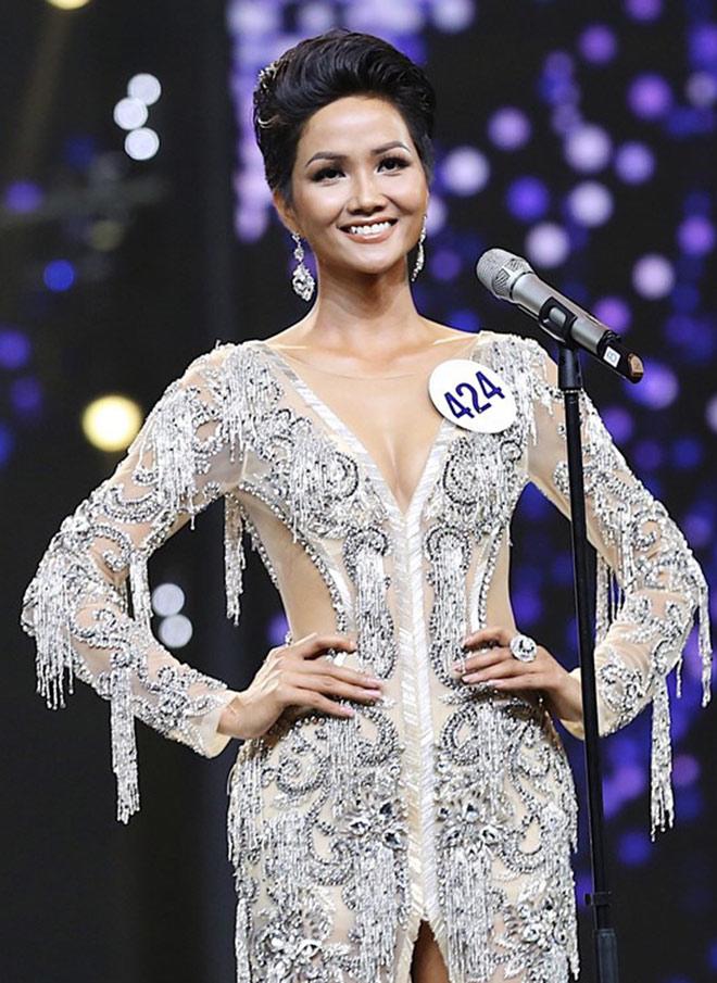 Phạm Hương đẹp như nữ thần, Phương Trinh Jolie như amp;#34;có thùamp;#34; với makeup artist ! - 1