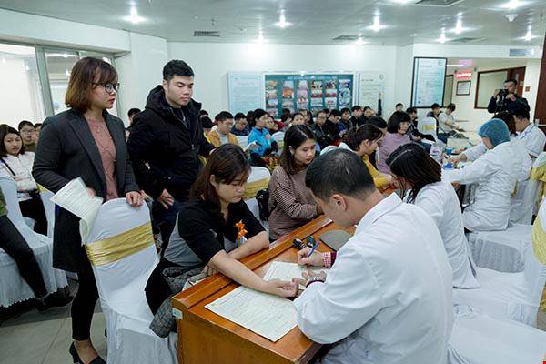 Tin tức 24h: Con bị “giam cầm” trong thế giới ảo, bố mẹ đánh thuốc mê đưa con đi viện - 2