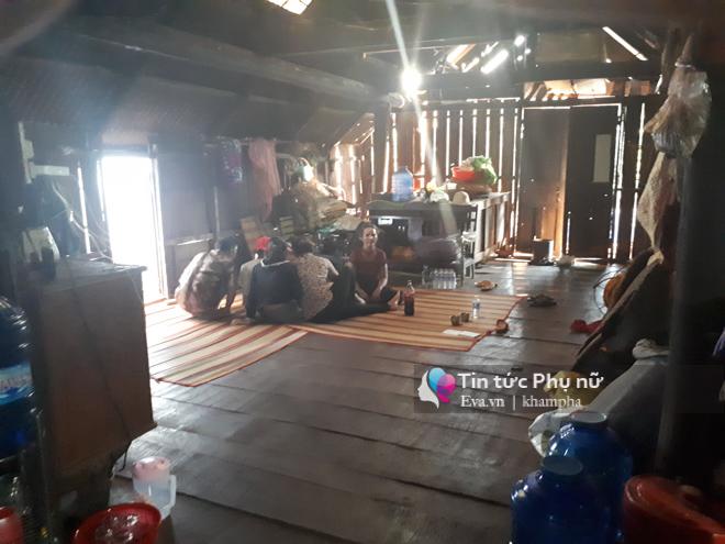 Clip độc quyền: Tân HHHV Hamp;#39;Hen Niê gọi điện về nhà, hỏi thăm ba mẹ bằng tiếng Ê-đê - 7