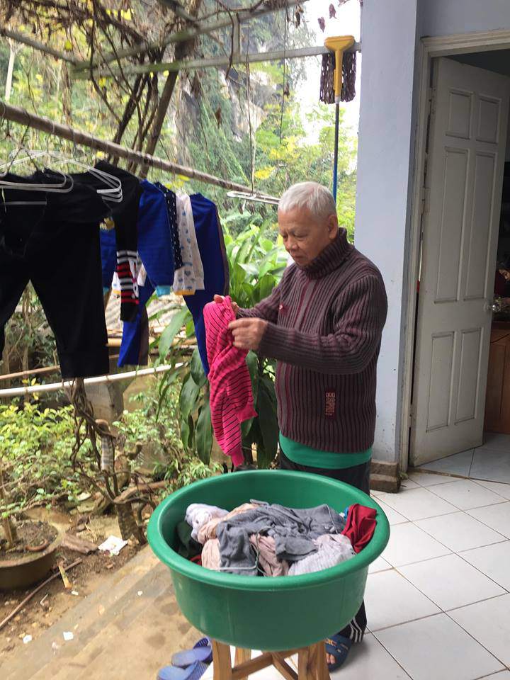 Choáng với bố chồng giúp con dâu phơi quần áo, rửa bát, may váy cho cháu - 1