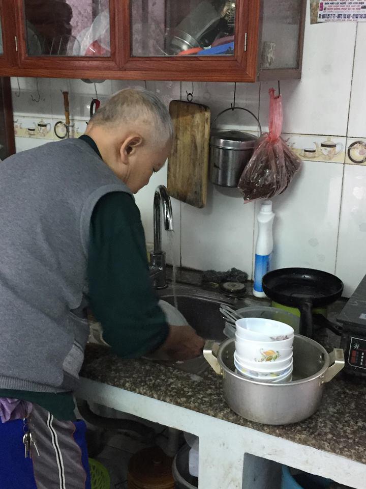 Choáng với bố chồng giúp con dâu phơi quần áo, rửa bát, may váy cho cháu - 3