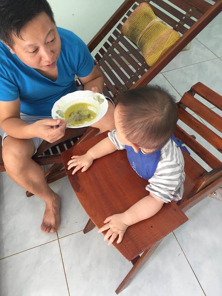 Choáng với bố chồng giúp con dâu phơi quần áo, rửa bát, may váy cho cháu - 6