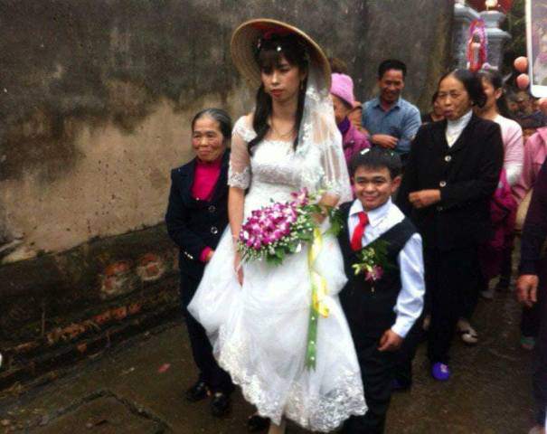 Đám cưới của chú rể cao 1m với cô dâu xinh xắn cao 1m6 gây xôn xao mạng xã hội - 2