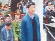 Tin tức - Ông Đinh La Thăng mặc áo khoác xanh tới tòa