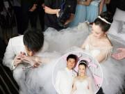 Giải trí - Ngôi sao 24/7: Lục lại ảnh cưới Giả Nãi Lượng "hôn chân" Lý Tiểu Lộ khiến fan xót xa
