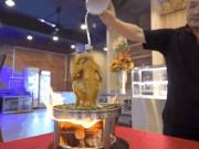 Bếp Eva - Độc đáo món gà nguyên con "khiêu vũ" bốc lửa trên nồi súp