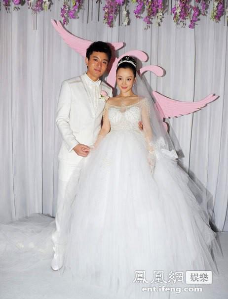 Ngôi sao 24/7: Lục lại ảnh cưới Giả Nãi Lượng amp;#34;hôn chânamp;#34; Lý Tiểu Lộ khiến fan xót xa - 1