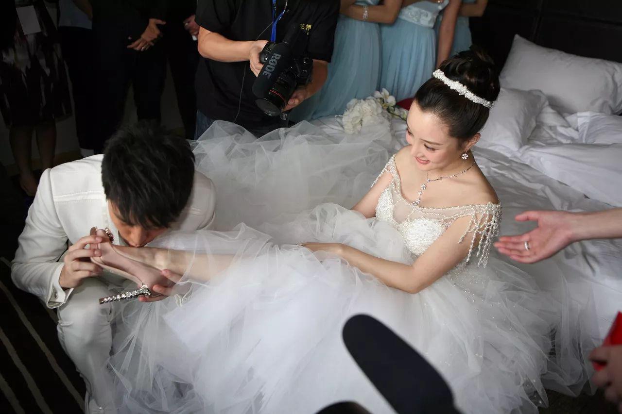 Ngôi sao 24/7: Lục lại ảnh cưới Giả Nãi Lượng amp;#34;hôn chânamp;#34; Lý Tiểu Lộ khiến fan xót xa - 3