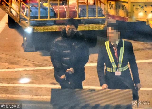 Ngôi sao 24/7: Lục lại ảnh cưới Giả Nãi Lượng amp;#34;hôn chânamp;#34; Lý Tiểu Lộ khiến fan xót xa - 4