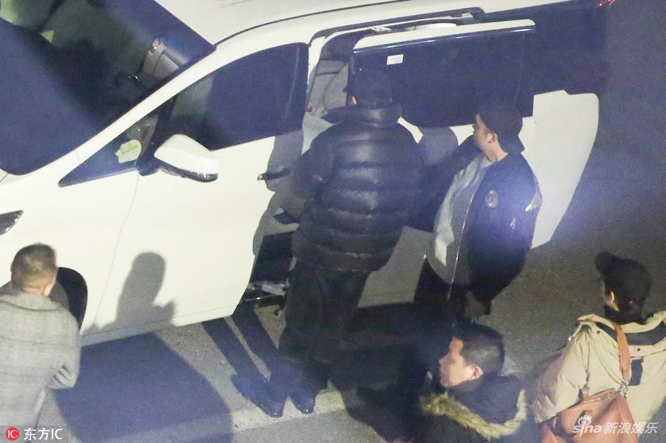 Ngôi sao 24/7: Lục lại ảnh cưới Giả Nãi Lượng amp;#34;hôn chânamp;#34; Lý Tiểu Lộ khiến fan xót xa - 5