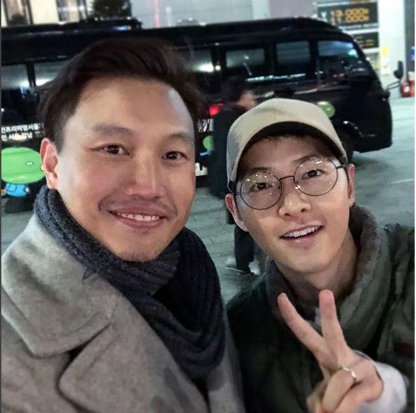 Song Joong Ki khoe khéo nhẫn cưới, bị chê xuống sắc vì gầy gò tong teo - 1