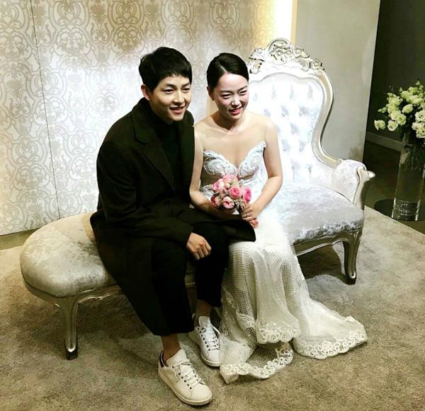 Song Joong Ki khoe khéo nhẫn cưới, bị chê xuống sắc vì gầy gò tong teo - 2