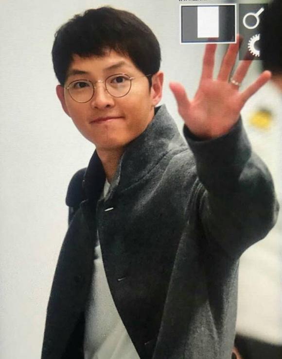 Song Joong Ki khoe khéo nhẫn cưới, bị chê xuống sắc vì gầy gò tong teo - 3