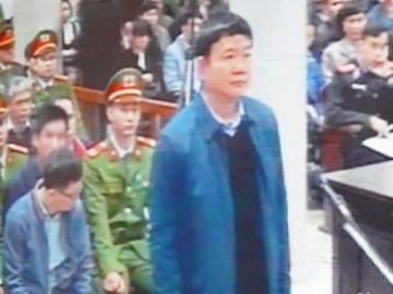 Ông Đinh La Thăng mặc áo khoác xanh tới tòa