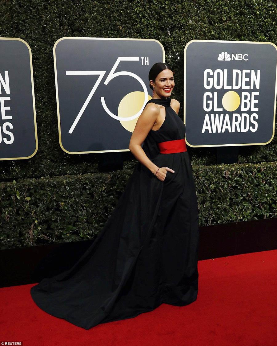 Bất ngờ lý do Angelina Jolie, mỹ nhân 50 sắc thái cùng loạt Sao amp;#34;đen xìamp;#34; trên thảm đỏ - 14