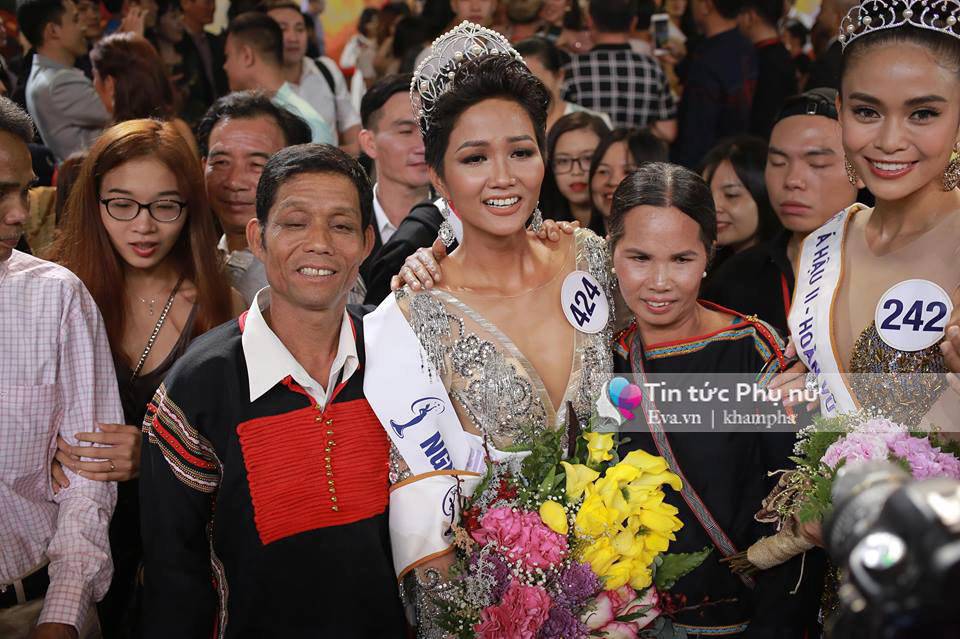 Bố Hamp;#39;Hen Niê: amp;#34;Mình phải mượn 1 triệu từ chỗ làm thuê để đi xem con gái thi Hoa hậuamp;#34; - 1
