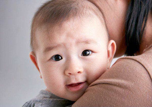 Trẻ sơ sinh bị trớ sữa có đờm, mẹ phải xử lý thế nào? - 3