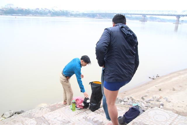 Hà Nội lạnh thấu xương, nhiều người vẫn vô tư ra sông Hồng ngụp lặn như giữa mùa hè - 14