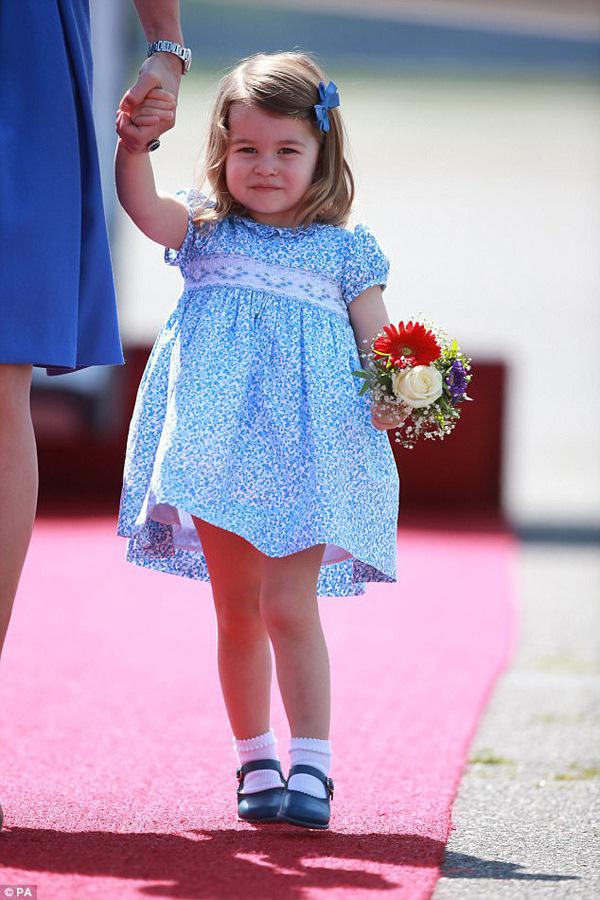 Tiểu Công chúa Princess Charlotte nước Anh xinh xắn trong ngày đầu đi học