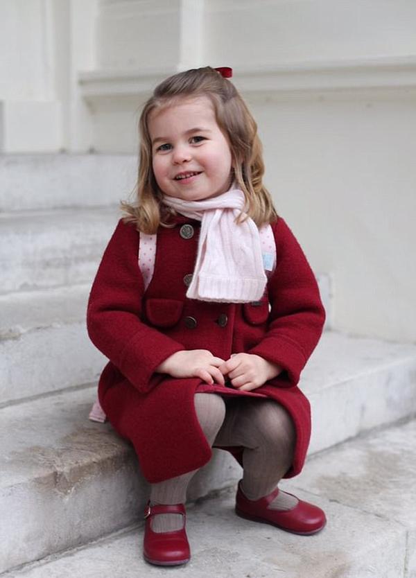 Tiểu Công chúa Princess Charlotte nước Anh xinh xắn trong ngày đầu đi học