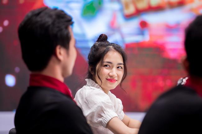 Hòa Minzy liên tục amp;#34;thả thínhamp;#34; đầu bếp đẹp trai ngay trên truyền hình - 4