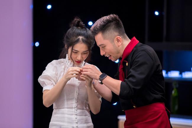 Hòa Minzy liên tục amp;#34;thả thínhamp;#34; đầu bếp đẹp trai ngay trên truyền hình - 11