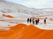 Tin tức - Cả thế giới sốc trước hình ảnh tuyết bao phủ dày 5cm tại sa mạc Sahara