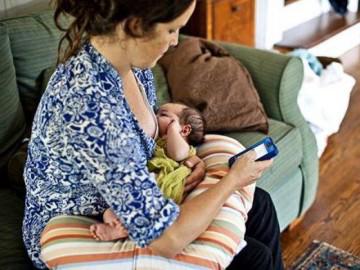 Hà Nội: Vừa sinh xong mẹ trẻ vùi đầu vào facebook, người gầy như xác ve nhập viện tâm thần