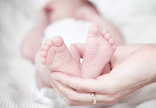 Vì sao bé 1 tháng tuổi hay vặn mình? - 2