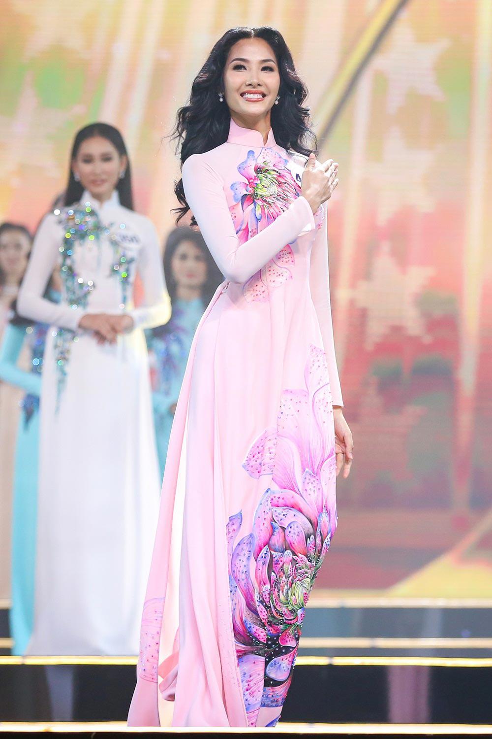 Có mái tóc cực ngắn, nhưng Hoa hậu Hamp;#39; hen Niê vẫn đẹp dịu dàng khi diện áo dài - 10