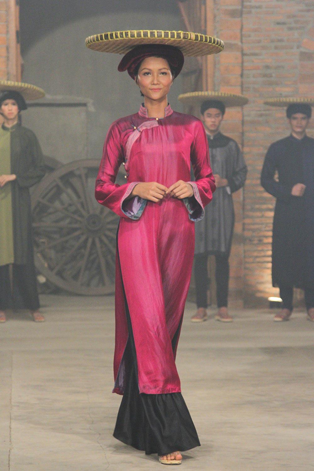 Có mái tóc cực ngắn, nhưng Hoa hậu Hamp;#39; hen Niê vẫn đẹp dịu dàng khi diện áo dài - 7