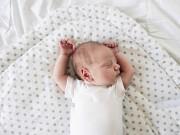 Làm mẹ - Vì sao bé 1 tháng tuổi hay vặn mình?