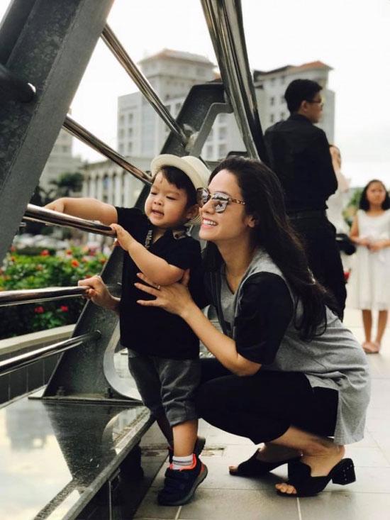 Sao Việt 24h: Nhìn ảnh này ai nghĩ vợ Tuấn Hưng đã hai con? - 15