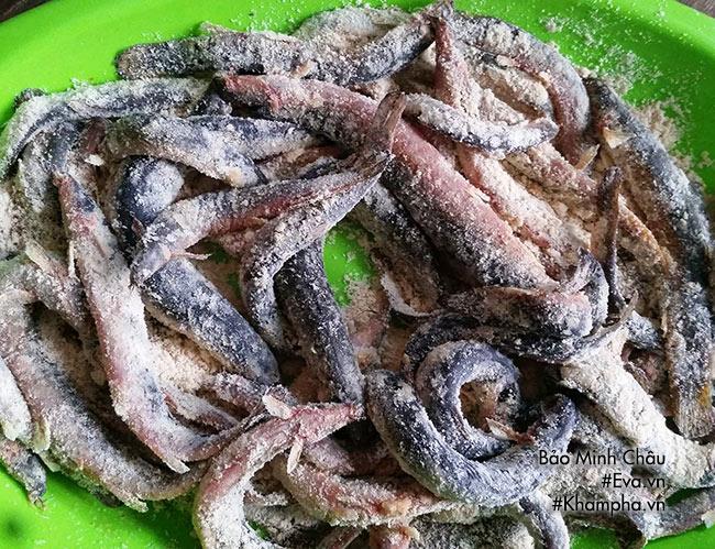 Cá chạch chiên lá lốt đậm đà, trôi cơm ngày lạnh - 4